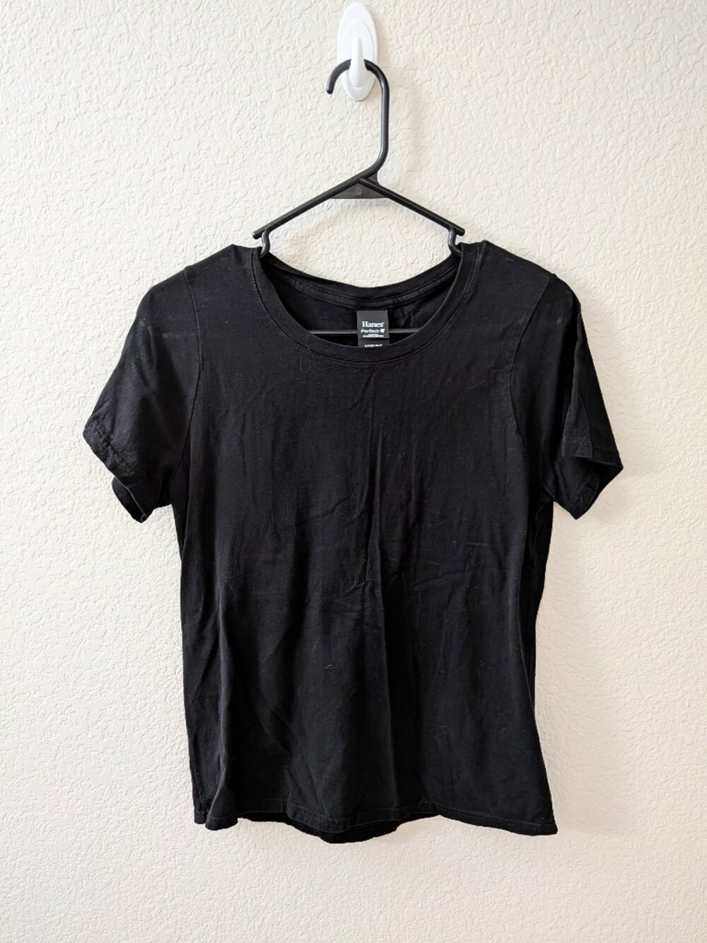 BNWOT Hanes black t-shirt - Size Small
